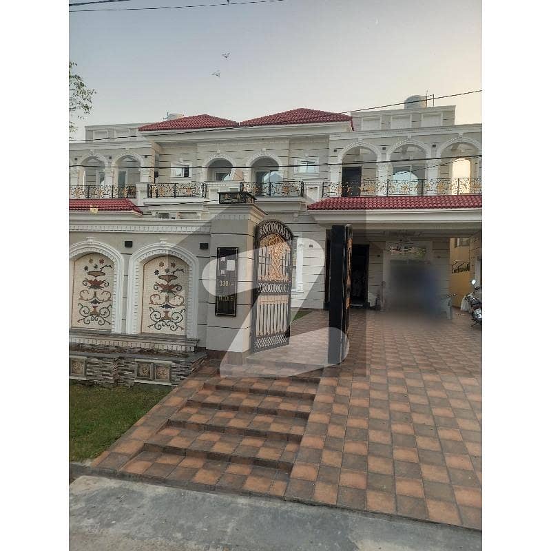 جوہر ٹاؤن لاہور میں 5 کمروں کا 17 مرلہ مکان 5.8 کروڑ میں برائے فروخت۔