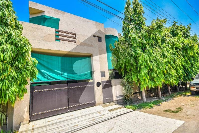10 Marla Corner Well Maintained Bungalow For Sale In Phase 4 Dha Lahore