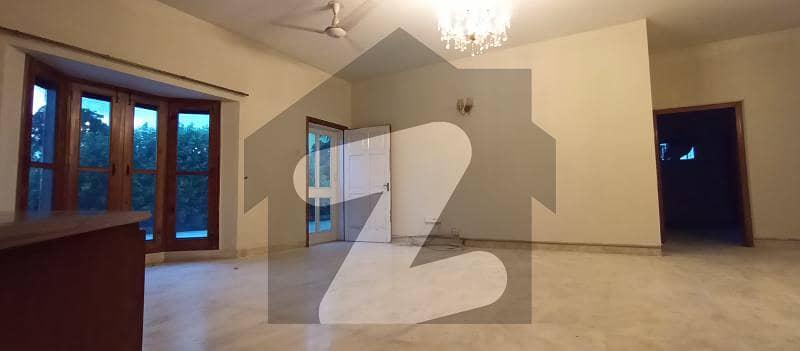 کینٹ لاہور میں 5 کمروں کا 2 کنال مکان 4.0 لاکھ میں کرایہ پر دستیاب ہے۔