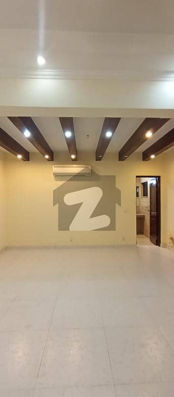 کیولری ایکسٹینشن لاہور میں 6 کمروں کا 2 کنال مکان 4.5 لاکھ میں کرایہ پر دستیاب ہے۔