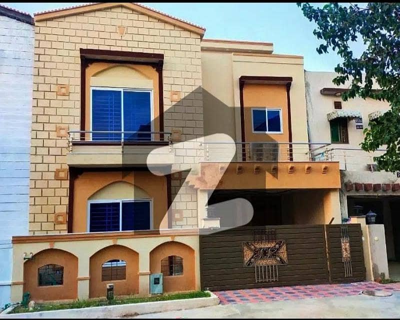 بحریہ ٹاؤن فیز 8 بحریہ ٹاؤن راولپنڈی,راولپنڈی میں 5 کمروں کا 7 مرلہ مکان 2.7 کروڑ میں برائے فروخت۔