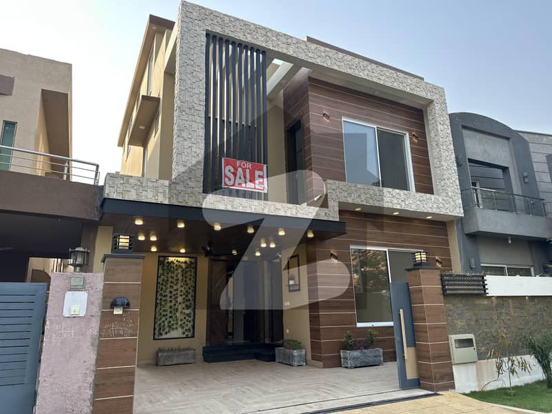 بحریہ ٹاؤن فیز 4 بحریہ ٹاؤن راولپنڈی,راولپنڈی میں 5 کمروں کا 10 مرلہ مکان 5.95 کروڑ میں برائے فروخت۔
