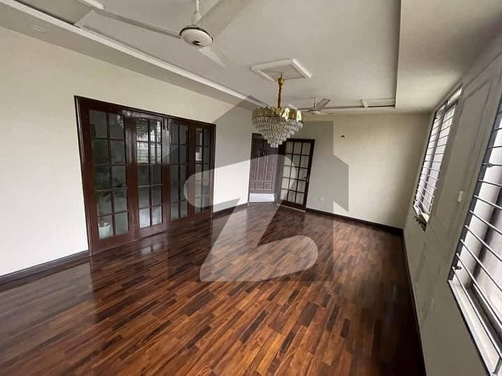 ڈی ایچ اے فیز 4 ڈیفنس (ڈی ایچ اے),لاہور میں 5 کمروں کا 1 کنال مکان 6.25 کروڑ میں برائے فروخت۔