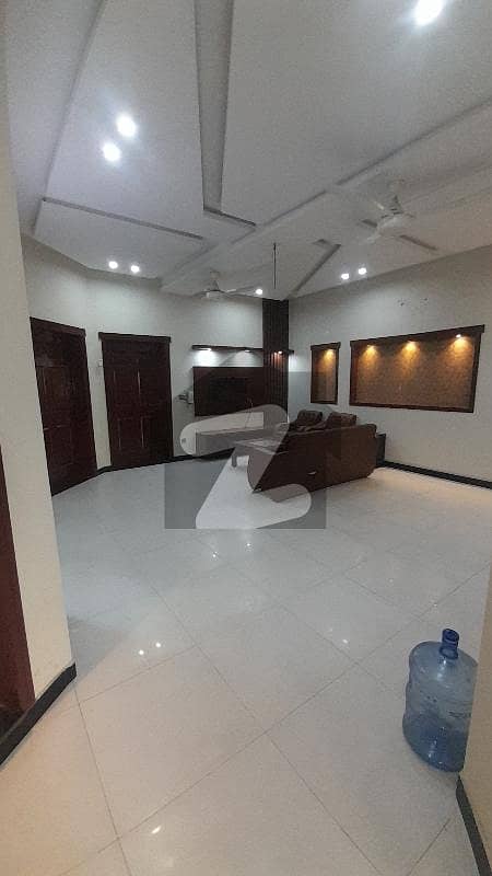 بحریہ ٹاؤن لاہور میں 5 کمروں کا 10 مرلہ مکان 1.3 لاکھ میں کرایہ پر دستیاب ہے۔