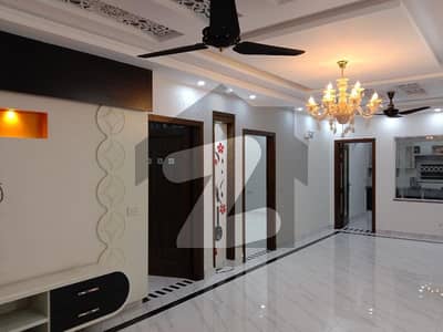 جوہر ٹاؤن فیز 2 جوہر ٹاؤن,لاہور میں 5 کمروں کا 11 مرلہ مکان 5.5 کروڑ میں برائے فروخت۔