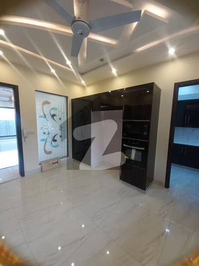 ویلینشیاء ہاؤسنگ سوسائٹی لاہور میں 5 کمروں کا 1 کنال مکان 7.8 کروڑ میں برائے فروخت۔