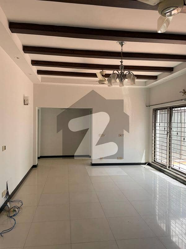 1 KANAL UPPER PORTION AVAILABLE FOR RENT IN DHA PHASE 6