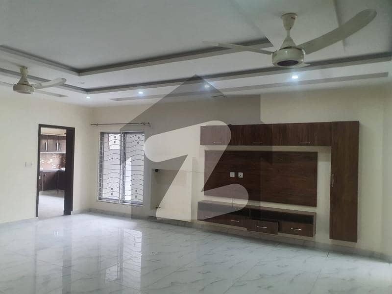 ویلینشیاء ہاؤسنگ سوسائٹی لاہور میں 3 کمروں کا 1 کنال مکان 1.32 لاکھ میں کرایہ پر دستیاب ہے۔