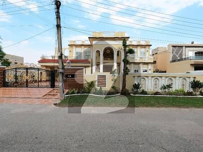Ideal 2 Kanal House Available In Wapda Town