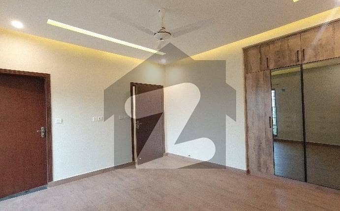 عسکری 11 - سیکٹر ڈی عسکری 11,عسکری,لاہور میں 3 کمروں کا 10 مرلہ فلیٹ 2.76 کروڑ میں برائے فروخت۔
