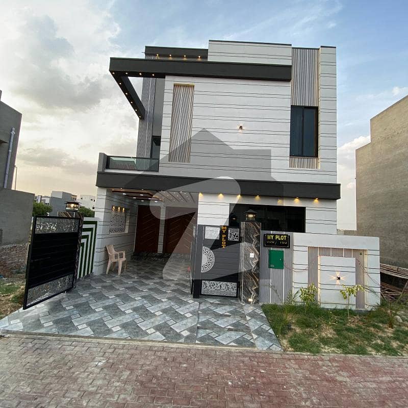 5 Marla Hot Location House For sale in Lahore