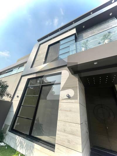 10 MARLA SUMPTUOUS HOUSE FOR SALE IN DHA PHASE 8 EX AIR AVENUE