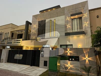 بحریہ ٹاؤن شاہین بلاک بحریہ ٹاؤن سیکٹر B,بحریہ ٹاؤن,لاہور میں 5 کمروں کا 10 مرلہ مکان 4.9 کروڑ میں برائے فروخت۔