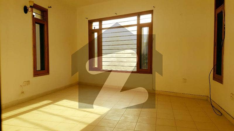 350 Yards Exceptionally Well Maintained Townhouse Suitable For Foreigners And Expatriates In A Super Secure Locality Near Karsaz