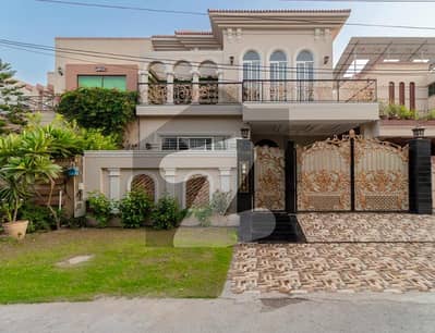 10 MARLA GLORIOUS HOUSE FOR SALE IN DHA PHASE 8 EX AIR AVENUE