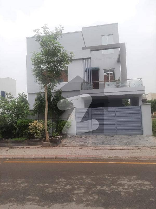 8 MARLA USED BEAUTIFULL LUXURY HOUSE FOR SALE AT VERY HOT LOCATION IN PHASE 2 BAHRIA ORCHARD LAHORE NEAR SCHOOL PARK MASJID AND SUPER MARKET