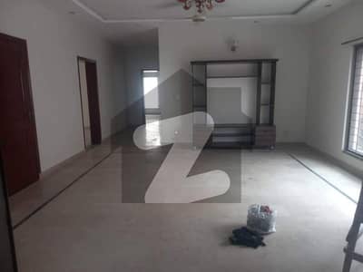 1 KANAL UPPER PORTION (LOWER LOCK) AVAILABLE FOR RENT IN DHA PHASE 4