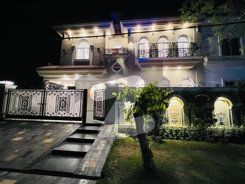 فارمانئیٹس ہاؤسنگ سکیم لاہور میں 5 کمروں کا 10 مرلہ مکان 3.5 کروڑ میں برائے فروخت۔