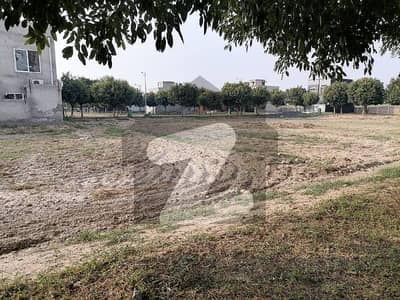 2.5 MARLA CORNER PAID COMMERCIAL PLOT IS AVAILABLE FOR SALE IN D1 BLOCK BAHRIA ORCHARD LAHORE