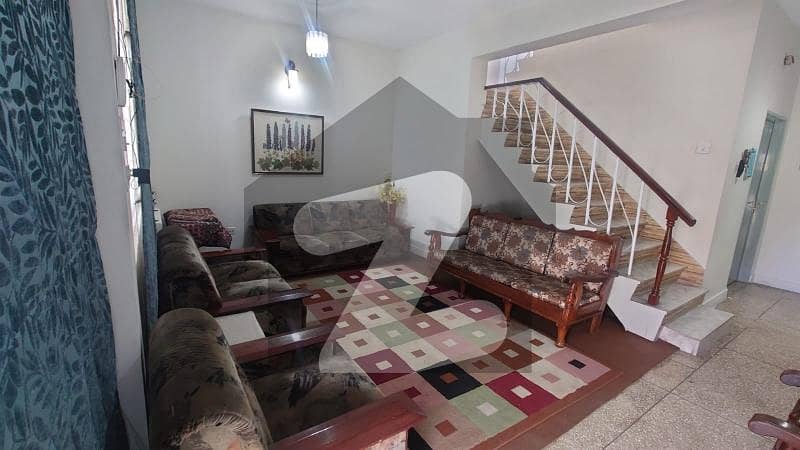 ڈیفینس آفیسر کالونی پشاور میں 4 کمروں کا 12 مرلہ مکان 7.2 کروڑ میں برائے فروخت۔
