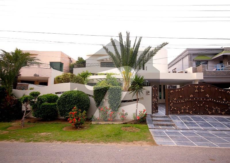 Kanal Elegant House For Sale In The Heart Of The DHA Phase 3 With All The Luxury You Dont Want To Miss.