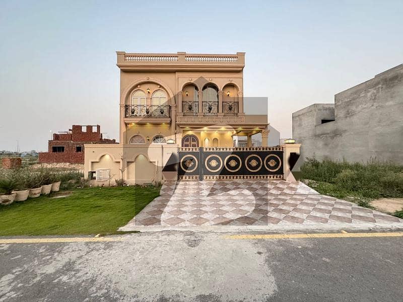 ڈی ایچ اے فیز 7 ڈیفنس (ڈی ایچ اے),لاہور میں 5 کمروں کا 10 مرلہ مکان 5.5 کروڑ میں برائے فروخت۔