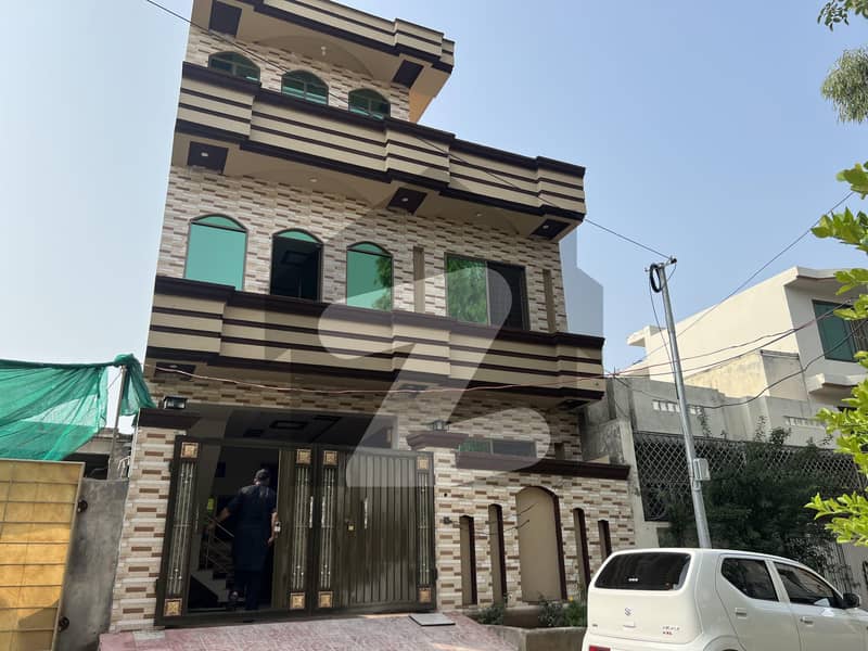 سوان گارڈن ۔ بلاک سی سوان گارڈن,اسلام آباد میں 4 کمروں کا 5 مرلہ مکان 2.4 کروڑ میں برائے فروخت۔
