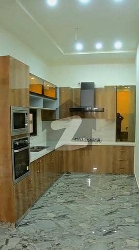 کینال ایکسپریس فیصل آباد میں 4 کمروں کا 8 مرلہ مکان 3.5 کروڑ میں برائے فروخت۔
