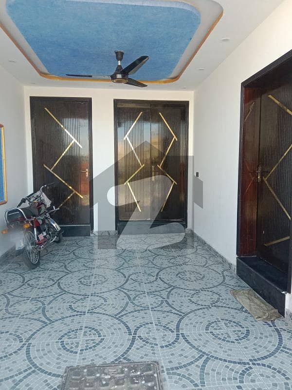 ویلینشیاء ہاؤسنگ سوسائٹی لاہور میں 4 کمروں کا 5 مرلہ مکان 2.55 کروڑ میں برائے فروخت۔