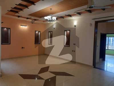 خیابانِ گارڈنز فیصل آباد میں 6 کمروں کا 11 مرلہ مکان 5.0 کروڑ میں برائے فروخت۔