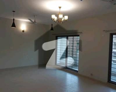 Investors Should sale This Flat Located Ideally In Askari