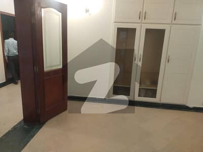 1 Kanal Upper Portion Very Neat & Clean Available For Rent In CC Block Phase 4 DHA Lahore