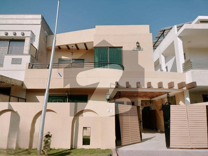 بحریہ ٹاؤن فیز 3 بحریہ ٹاؤن راولپنڈی,راولپنڈی میں 4 کمروں کا 10 مرلہ مکان 4.8 کروڑ میں برائے فروخت۔
