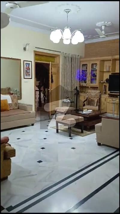 سیٹیلائیٹ ٹاؤن - بلاک بی سیٹیلائیٹ ٹاؤن,راولپنڈی میں 8 کمروں کا 9 مرلہ مکان 6.9 کروڑ میں برائے فروخت۔