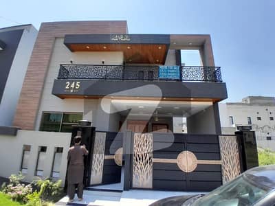 بینکرس ایوینیو کوآپریٹو ہاؤسنگ سوسائٹی لاہور میں 4 کمروں کا 10 مرلہ مکان 3.25 کروڑ میں برائے فروخت۔
