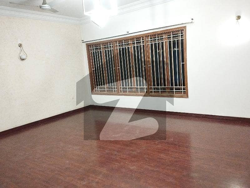1000 yards compact Bungalow available plot price/Most prime location big lawn and big parking 1000 yards compact Bungalow available plot price/Most prime location big lawn and big parking