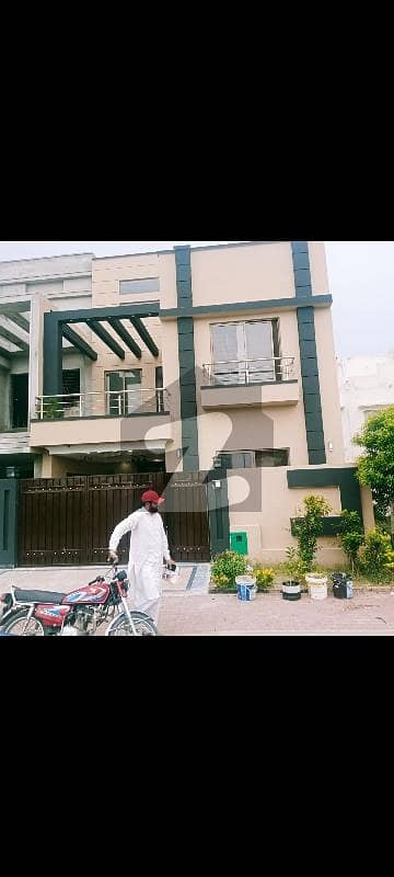 بحریہ آرچرڈ لاہور میں 3 کمروں کا 5 مرلہ مکان 1.3 کروڑ میں برائے فروخت۔