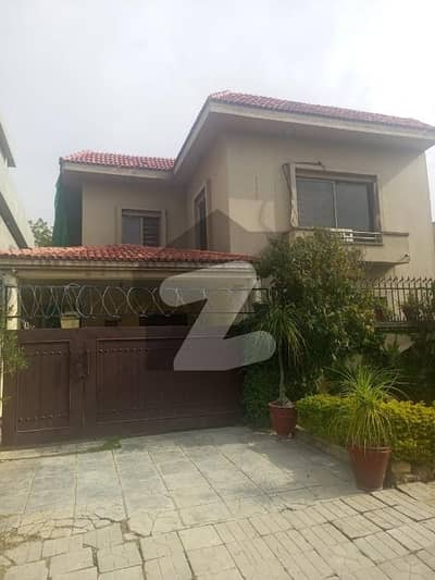 Bahria town phase 8 lakeview block single unit house with gas 3 bedroom with attach washrooms parking available with servant Quarter