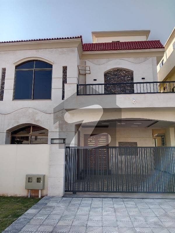 10 Marla Beautiful Designer House Available For Sale Most Prime And Ideal Location For Living!!