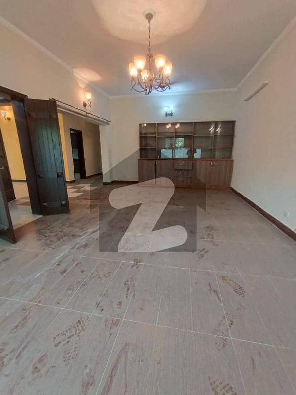 عسکری 10 - صیکٹر ای عسکری 10,عسکری,لاہور میں 4 کمروں کا 10 مرلہ مکان 4.5 کروڑ میں برائے فروخت۔