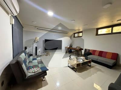 ڈی ایچ اے فیز 8 ڈی ایچ اے ڈیفینس,کراچی میں 4 کمروں کا 4 مرلہ مکان 4.2 کروڑ میں برائے فروخت۔