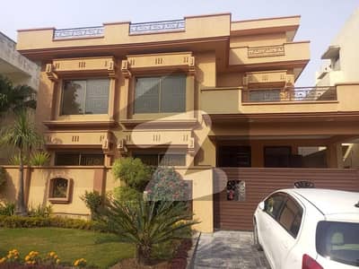 DHA 1 Kanal Upper Portion 
3 Bed Attach washroom
Gas Available 
Rent 85 Thousand