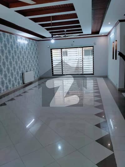 Kanal luxurious ground portion available for Rent.