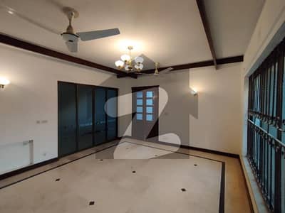 ایف ۔ 10 اسلام آباد میں 6 کمروں کا 1 کنال مکان 4.5 لاکھ میں کرایہ پر دستیاب ہے۔