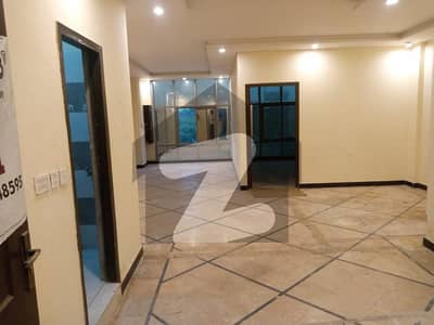 آئی ۔ 8 مرکز آئی ۔ 8,اسلام آباد میں 2 کمروں کا 4 مرلہ دفتر 1.6 لاکھ میں کرایہ پر دستیاب ہے۔