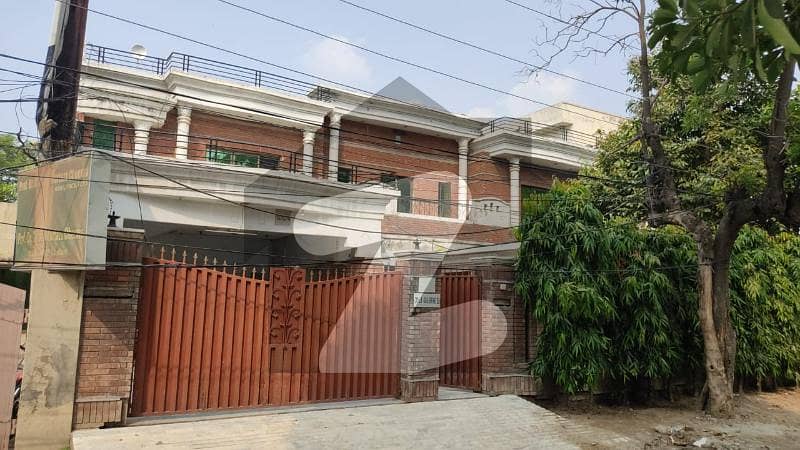 گلبرگ لاہور میں 6 کمروں کا 2 کنال مکان 20.0 کروڑ میں برائے فروخت۔