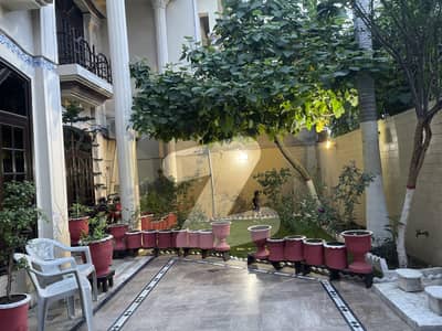 آفیسرز کالونی 2 فیصل آباد میں 4 کمروں کا 10 مرلہ مکان 3.5 کروڑ میں برائے فروخت۔