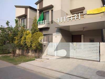 ڈیوائن گارڈنز ۔ بلاک ڈی ڈیوائن گارڈنز,لاہور میں 4 کمروں کا 10 مرلہ مکان 3.9 کروڑ میں برائے فروخت۔