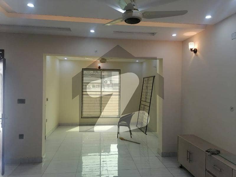 پیراگون سٹی لاہور میں 3 کمروں کا 5 مرلہ مکان 2.2 کروڑ میں برائے فروخت۔