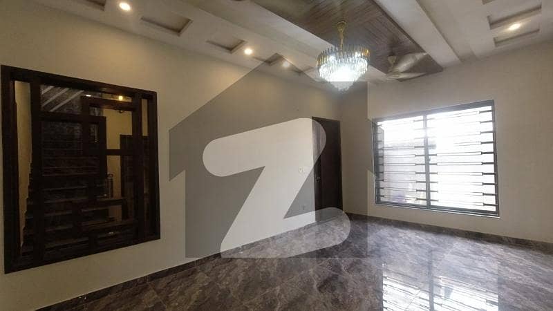 ایل ڈی اے ایوینیو لاہور میں 6 کمروں کا 10 مرلہ مکان 3.35 کروڑ میں برائے فروخت۔